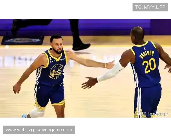 勇士反弹获胜，库里表现依旧抢眼，勇士队员对库里